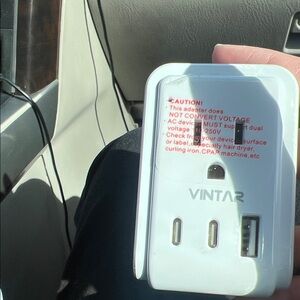 VINTAR White Travel Adapter with USB Ports